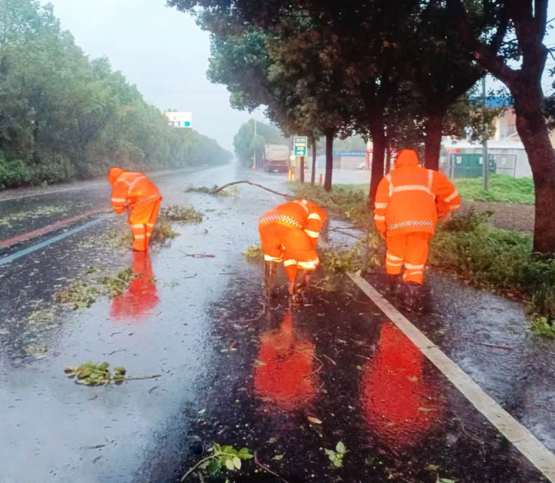 全力防御台风  保障道路畅通