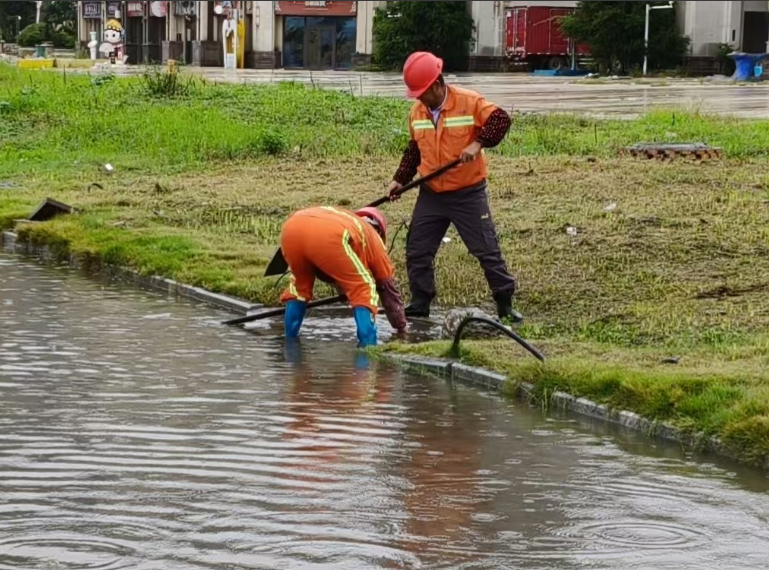 寒雨护路不停歇:一线养护工的坚守