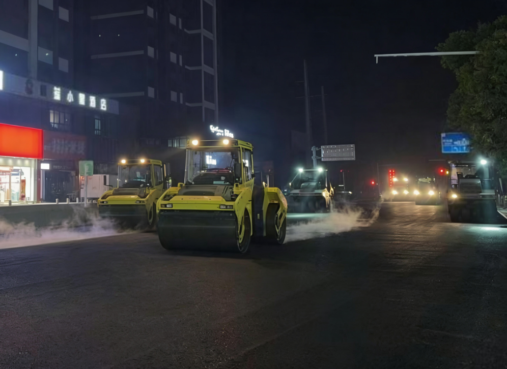  夜间施工“让路于民”，暖心铺就畅通坦途